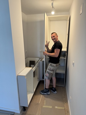 Möbelmontage Wien Barth beim montieren